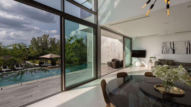 Malaiwana Patio Duplex - Breezy living and dining area by the pool